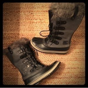 SOREL WOMEN'S JOAN OF ARCTIC BOOT (ALMOST BRAND NEW)